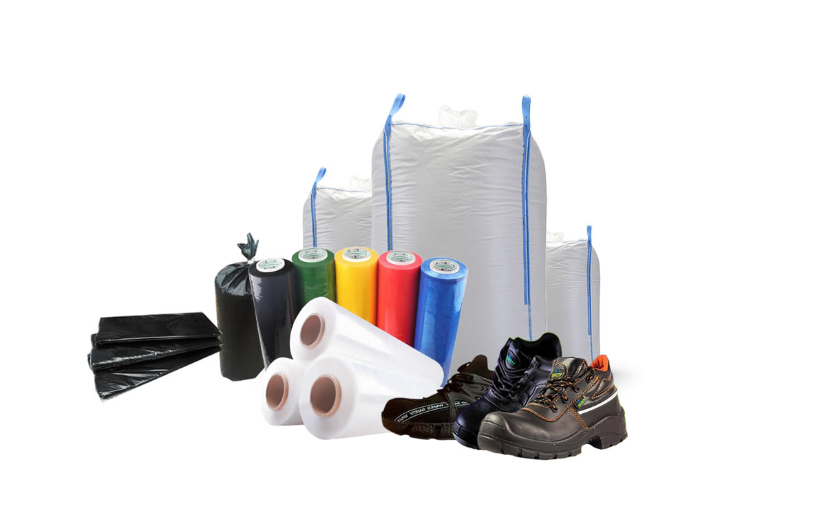 Contenedores en puerto durante atardecer